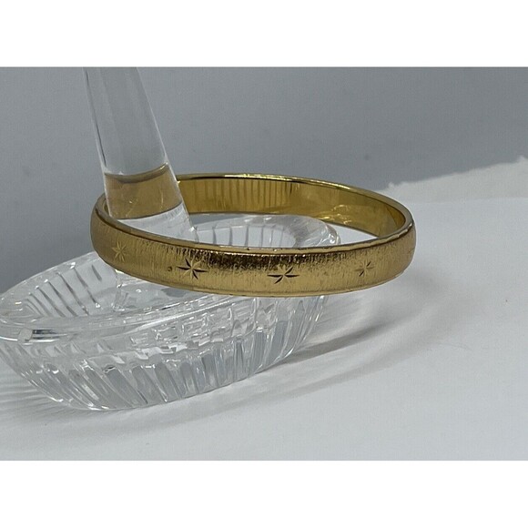 Vintage Monet M Signed Textured Gold Tone Etched Bangle Bracelet - Picture 5 of 6